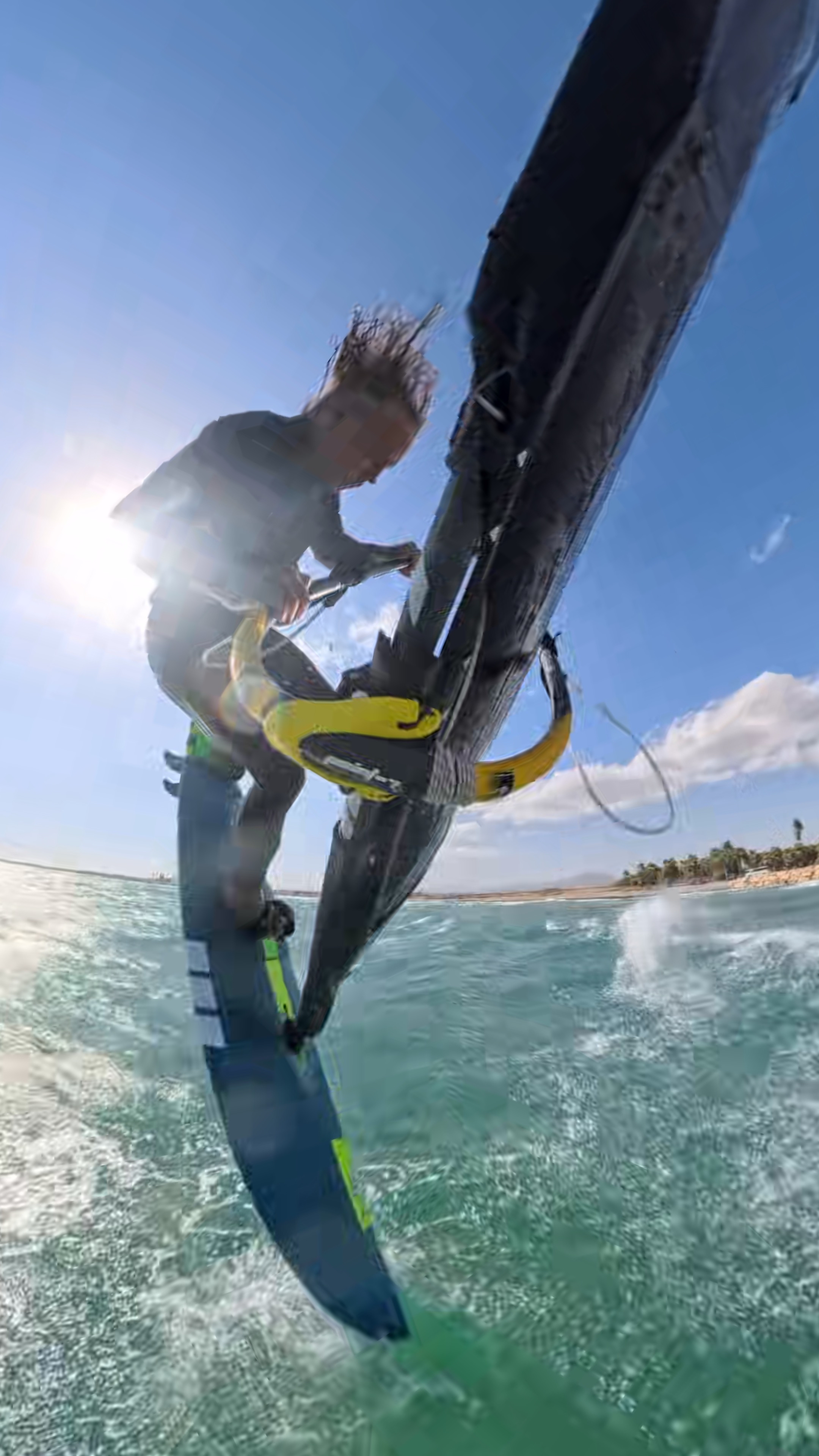 Wingfoiling im warmen Sonnenlicht, Pervolia, Zypern