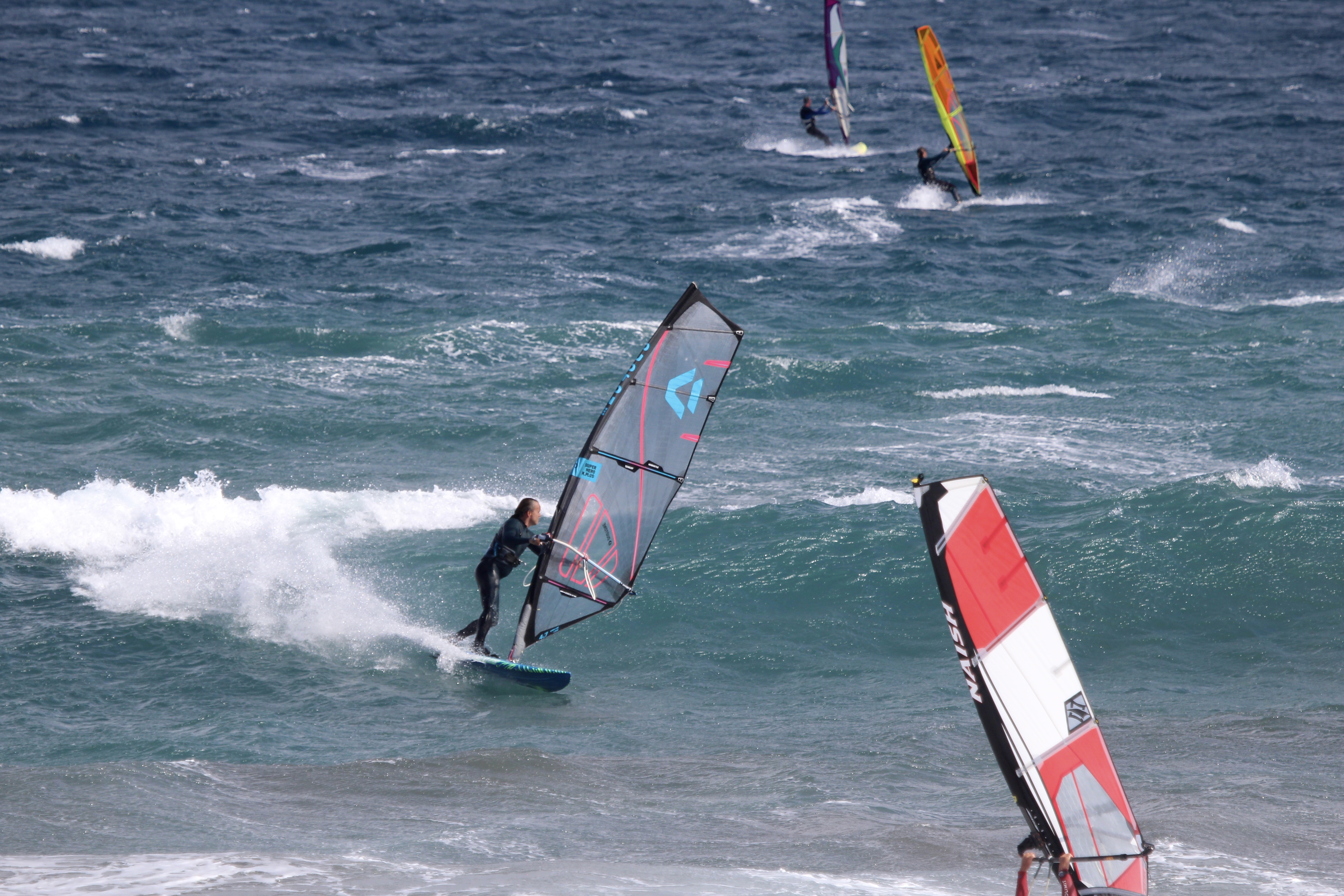 Mehrere Windsurfer in einer Session, Pozo Izquierdo